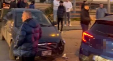 İnegöl'de iki otomobil kafa kafaya çarpıştı: 4 yaralı