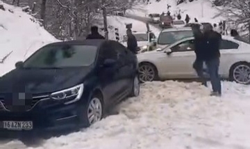İnegöl'de karlı yolda vatandaşlar mahsur kaldı