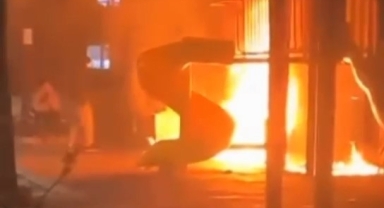 Isınmak için çocuk parkını yaktılar