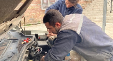 Kaputa sıkışan yavru kedi kurtarıldı
