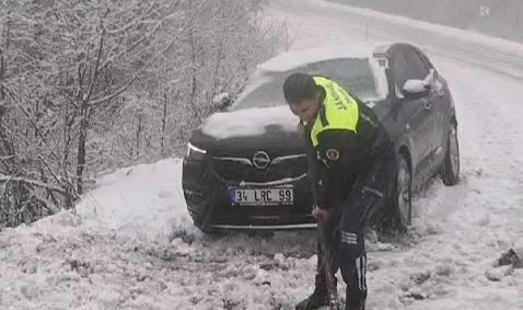 Kar yağışı sürücülere zor anlar yaşattı