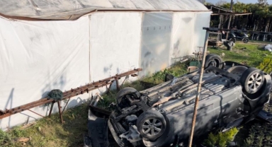 Kontrolden çıkan araç çiçek bahçesine uçtu : 2 yaralı