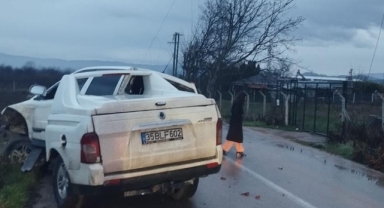 Kontrolden çıkan pick-up direğe çarpıp ikiye bölündü
