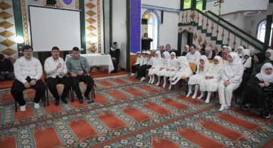 Kur'an-ı Kerim okumak için engel tanımadılar...