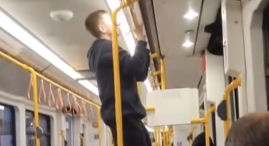 Metroda şaşkın bakışlar içinde barfiks çekti