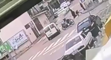 Motosiklet hafif ticari araca çarptı: 2 yaralı