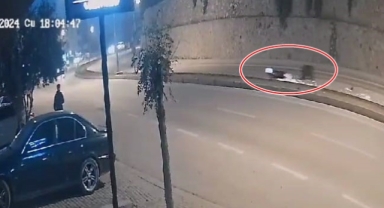 Motosikleti 30 metre sürüklendi, ayağa kalkıp yoluna devam etti