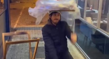 Müziği duyunca dans ederek simit sattı