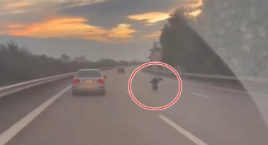 Otobanda motosikletini yatarak kullandı