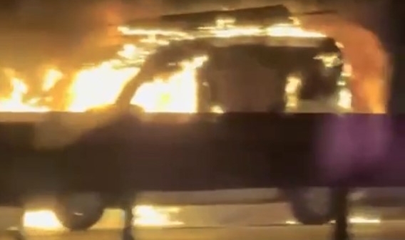 Otomobil Yol ortasında alev topuna döndü