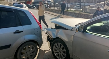 Otomobiller kafa kafaya çarpıştı: 4 yaralı
