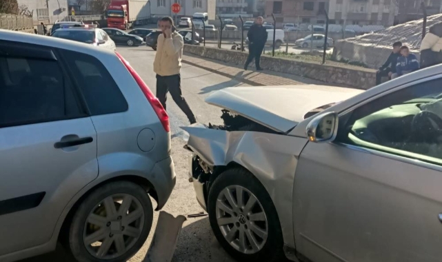Otomobiller kafa kafaya çarpıştı: 4 yaralı