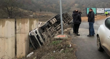 Şarampole devrilen tırda yüklü talaşlar yola saçıldı