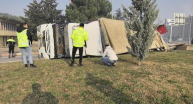 Sunta yüklü tır devrildi