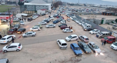Suriyeliler dönmek için oto pazarları doldurdu