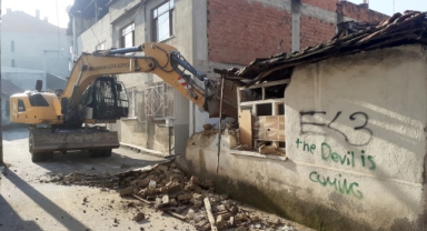 Tehlike arz eden metruk binalar yıkılıyor