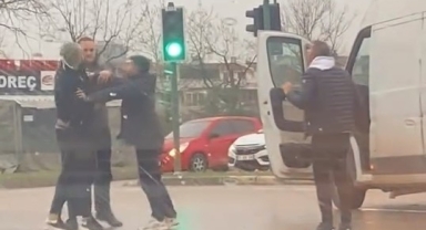 Trafikte sürücülerin kavgası kameraya yansıdı