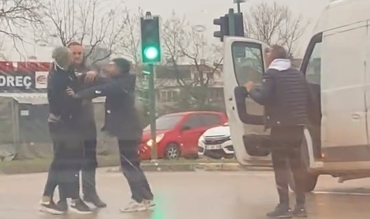 Trafikte sürücülerin kavgası kameraya yansıdı