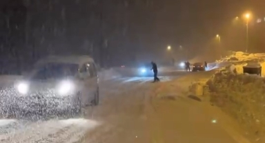 Uludağ'dan şehre snowboard ile indi