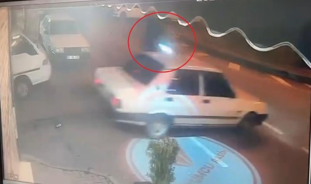 Yola dikkatsiz çıkan otomobil motosiklete çarptı