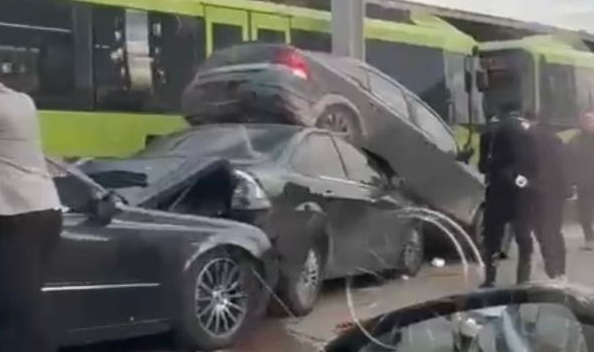 4 aracın karıştığı kazada 1 kişi yaralandı