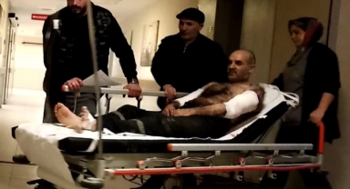 Ağaç soyma makinesine kollarını kaptırdı