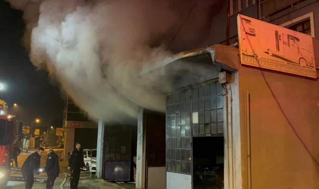 Alevlere teslim olan oto galeride 10 araç küle döndü