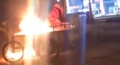Alkollü şahıs ekmek teknesini ateşe verip başında oturdu