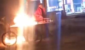 Alkollü şahıs ekmek teknesini ateşe verip başında oturdu