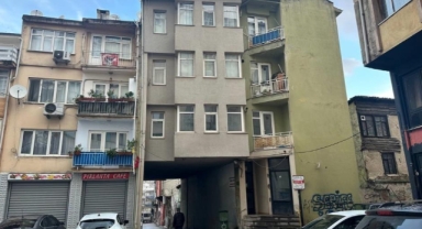Altından yol geçen binaya bakan bir daha bakıyor