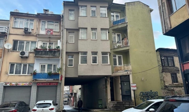 Altından yol geçen binaya bakan bir daha bakıyor