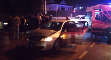 Ambulansa yol vermek isteyen 2 otomobil çarpıştı