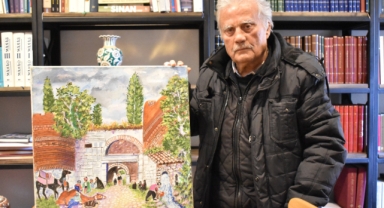 Asırlık Çınar Fırçasıyla Renklere Hayat Veriyor