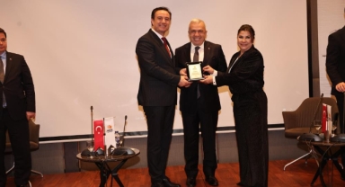 Başkan Özdemir kentsel dönüşüm zirvesinde konuştu