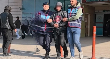Bir arkadaşını bıçaklayan, diğerinin ölümüne sebep olan zanlı adliyede