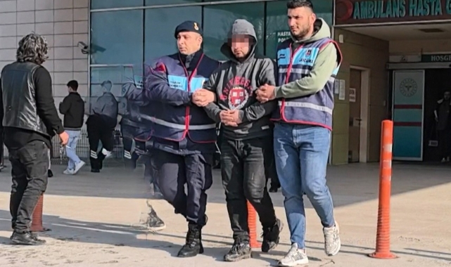 Bir arkadaşını bıçaklayan, diğerinin ölümüne sebep olan zanlı adliyede
