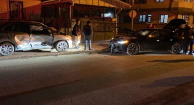 İnegöl'de 2 otomobil çarpıştı: 3 yaralı