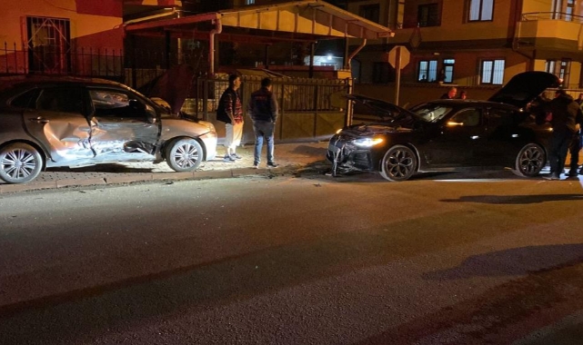İnegöl'de 2 otomobil çarpıştı: 3 yaralı