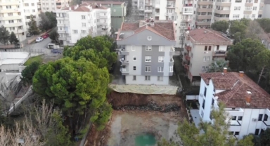 Bursa'da inşaat alanında heyelan oldu, bina kaydı