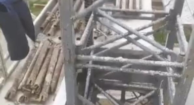 Çıktığı iskele çöktü, o anları kendi kayda aldı