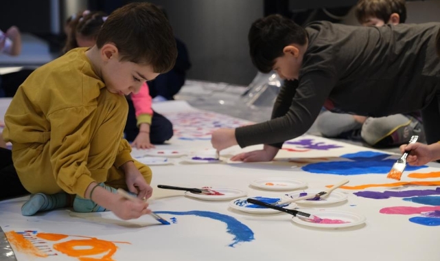 Çocuklar kolektif sanat üretimini öğreniyor