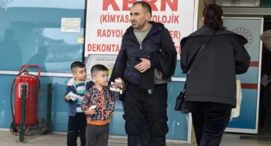 Demir kapıya elini sıkıştıran çocuğun parmağı koptu