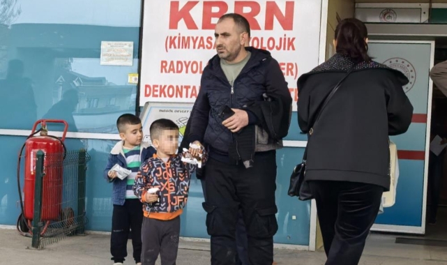 Demir kapıya elini sıkıştıran çocuğun parmağı koptu