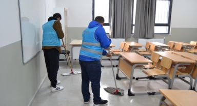 Denetimli serbestlik hükümlüleri okul temizliyor