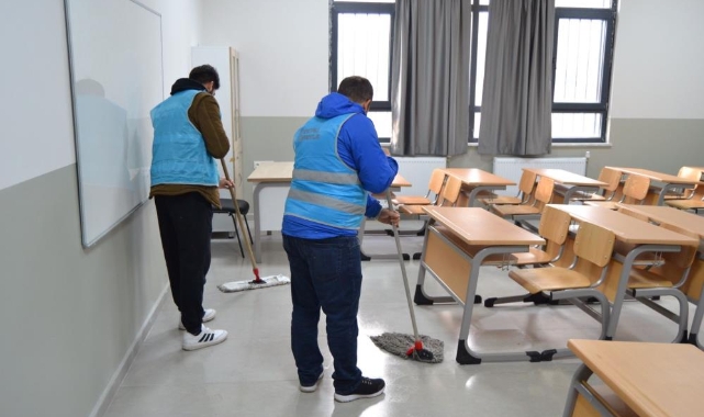 Denetimli serbestlik hükümlüleri okul temizliyor