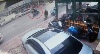 Direksiyon hakimiyetini kaybeden motosikletli yere düştü