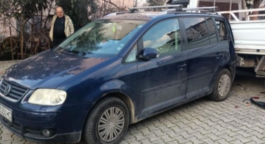 Direksiyonda kalp krizi geçirdi, park halindeki araçlara çarptı