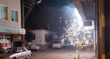 Elektrik telleri kısa devre yaptı, kıvılcımlar sokağı aydınlattı