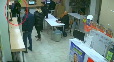 Eşinin oyun oynadığı mekanı basıp zarar verdi
