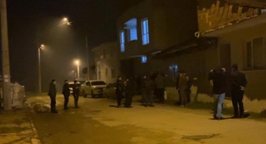 Ev kundakladığı iddia edilen şahıs kendini eve kitledi
